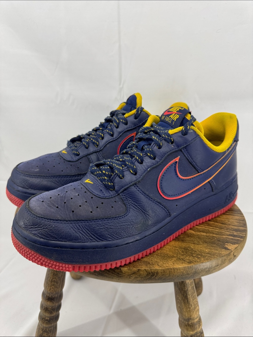 Nike Mens Air Force 1 AF1 '07 LV8 Retro Lettering Navy Blue w/ Red Sneakers, 9.5